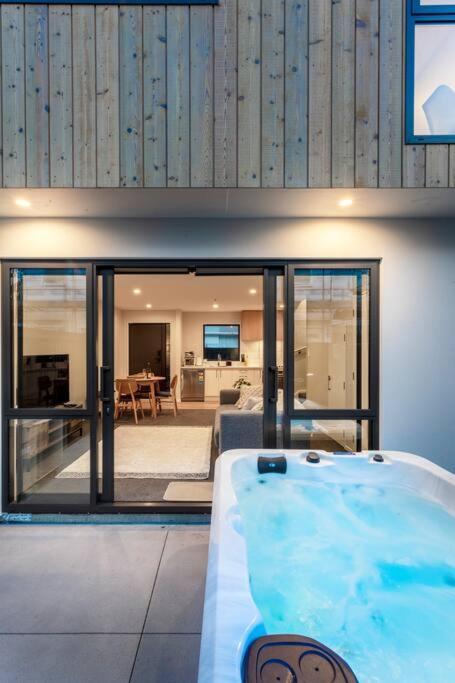 Stylish Townhouse With Hot Tub Apartment Christchurch Ngoại thất bức ảnh