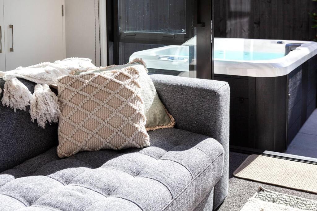 Stylish Townhouse With Hot Tub Apartment Christchurch Ngoại thất bức ảnh
