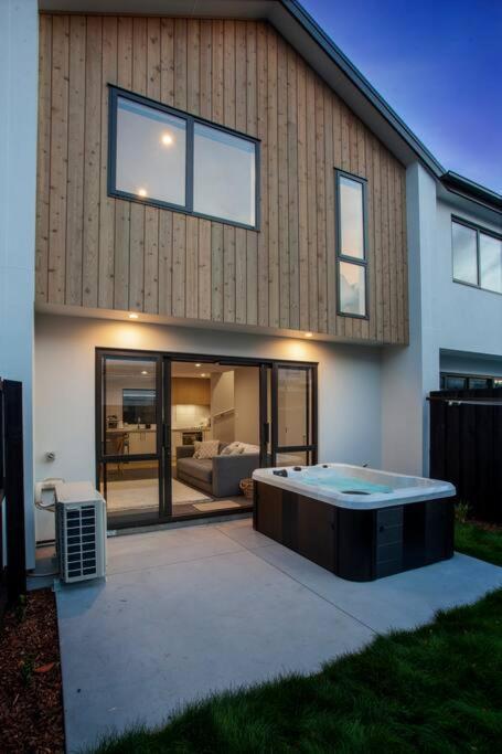 Stylish Townhouse With Hot Tub Apartment Christchurch Ngoại thất bức ảnh