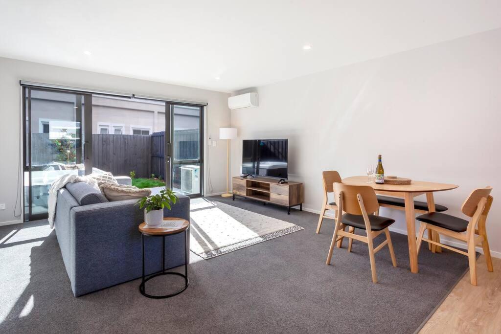 Stylish Townhouse With Hot Tub Apartment Christchurch Ngoại thất bức ảnh