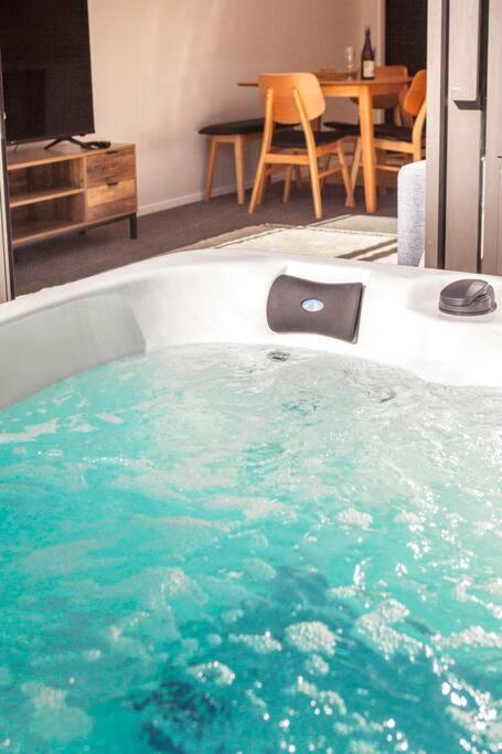 Stylish Townhouse With Hot Tub Apartment Christchurch Ngoại thất bức ảnh