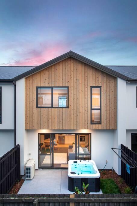 Stylish Townhouse With Hot Tub Apartment Christchurch Ngoại thất bức ảnh