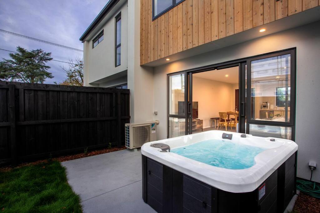 Stylish Townhouse With Hot Tub Apartment Christchurch Ngoại thất bức ảnh